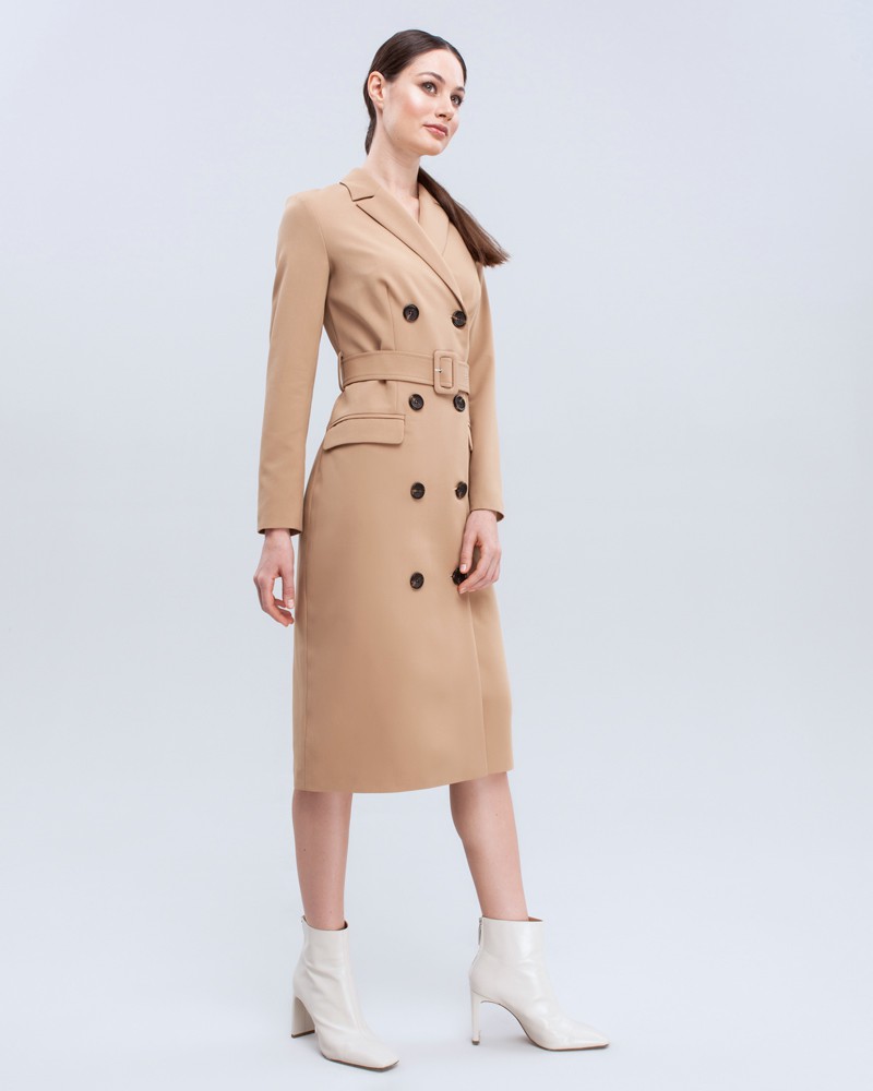 Платье DR045, цвет: кэмел Allweneed Двубортное платье-жакет длины миди с посадкой по фигуре. Дополнено поясом в тон с обтяжной пряжкой в тон и клапанами на карманах. С ним Вы можете собрать элегантый, вечерный или деловыйобраз.