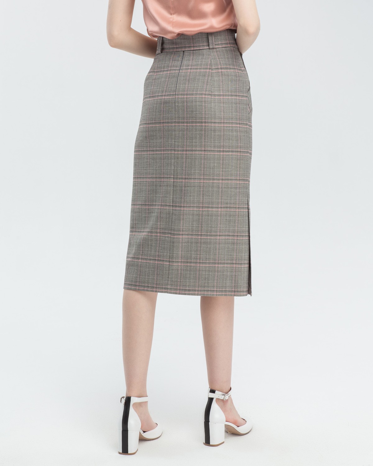 Юбка-карандаш длины миди из плотной вискозы на подкладке дополнена поясом в тон с обтяжной пряжкой. Идеальная база для создания деловых и вечерних образов. Сочетайте юбку с блузами ирубашками свободного кроя.