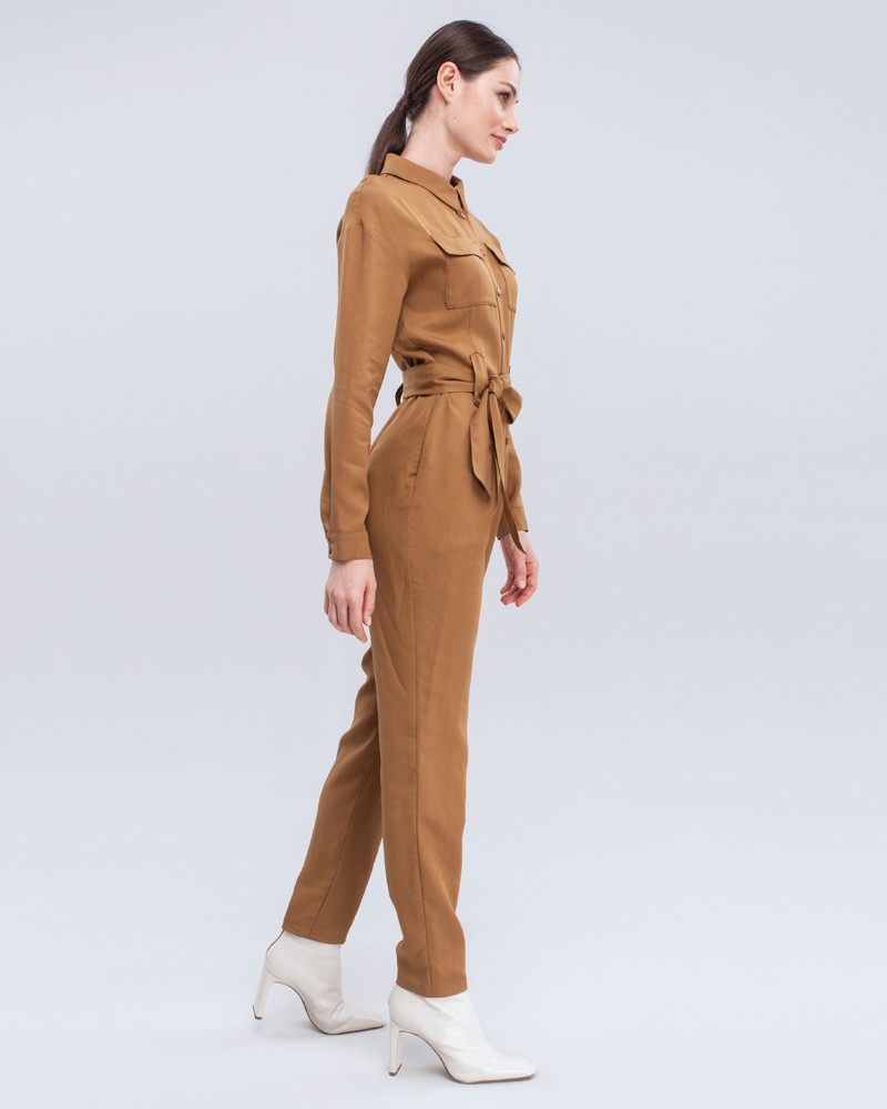 Комбинезон с длинным рукавом в стиле сафари из струящейся вискозы. Дополнен накладными карманами, пуговицами в тон, широким поясом и широкими шлевками. Комбинезон избавит Вас от вопроса: что надеть?. Он прекрасно сочетается с любой обувью, а также его можно дополнить Вашим любимым жакетом.

На модели размер XS