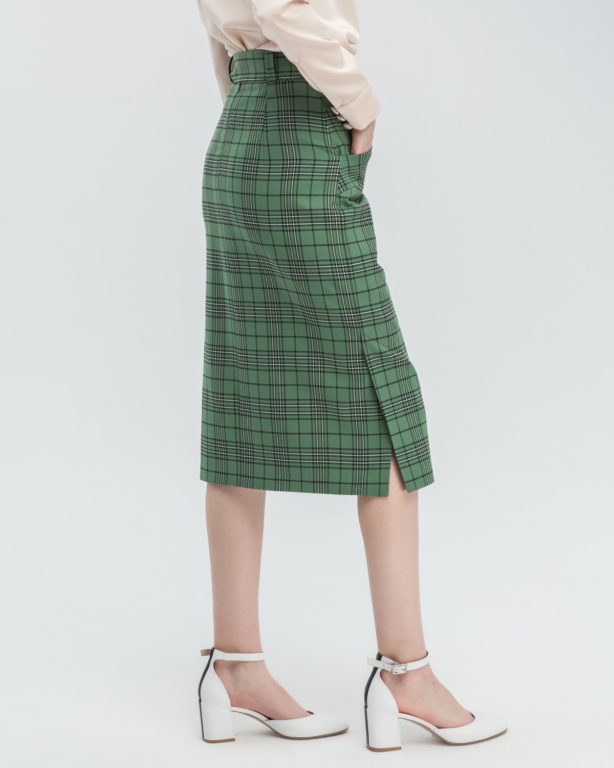 Юбка-карандаш длины миди из плотной вискозы на подкладке дополнена поясом в тон с обтяжной пряжкой. Идеальная база для создания деловых и вечерних образов. Сочетайте юбку с блузами ирубашками свободного кроя.