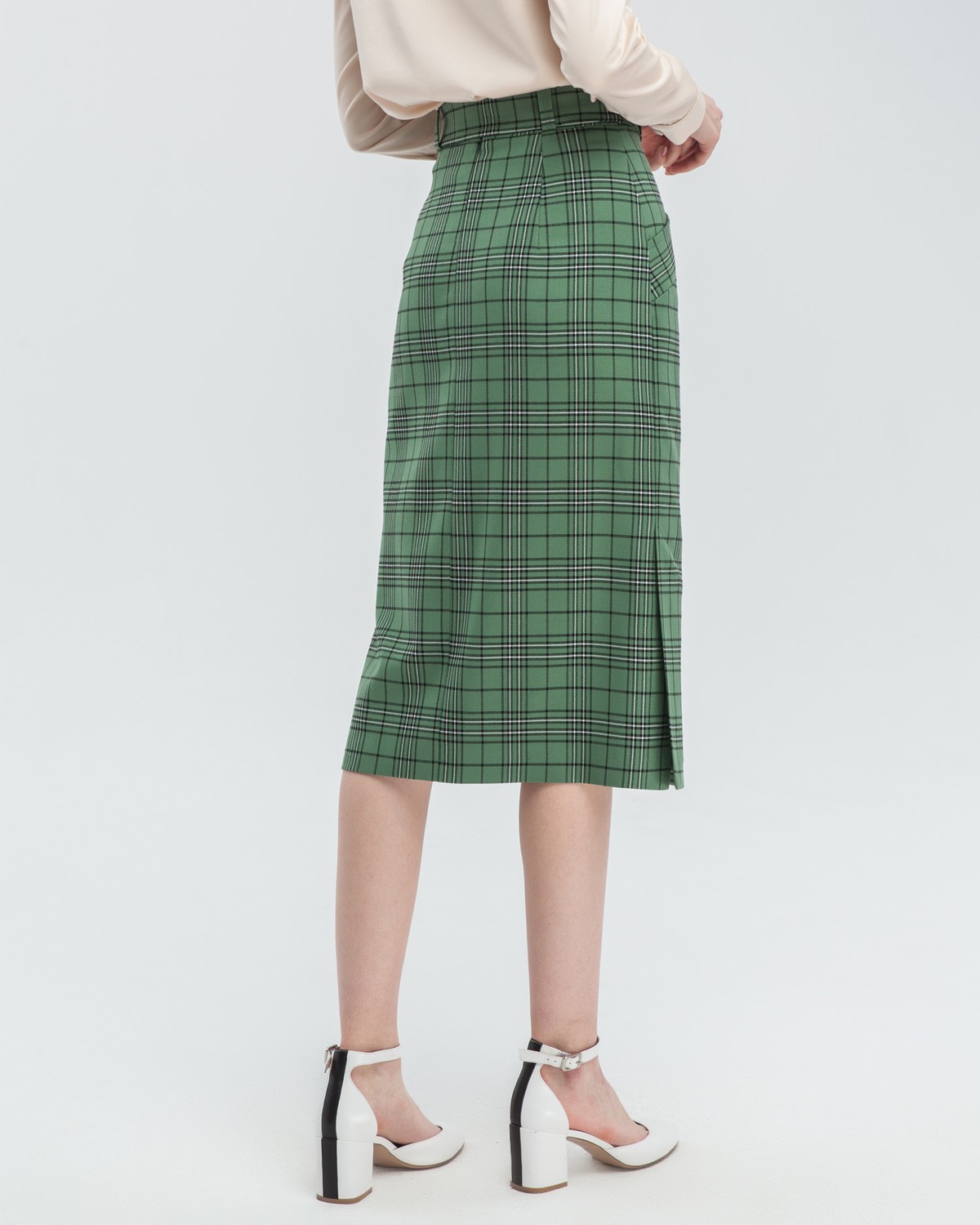 Юбка-карандаш длины миди из плотной вискозы на подкладке дополнена поясом в тон с обтяжной пряжкой. Идеальная база для создания деловых и вечерних образов. Сочетайте юбку с блузами ирубашками свободного кроя.