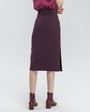 Юбка-карандаш длины миди из плотной вискозы на подкладке дополнена поясом в тон с обтяжной пряжкой. Идеальная база для создания деловых и вечерних образов. Сочетайте юбку с блузами ирубашками свободного кроя.