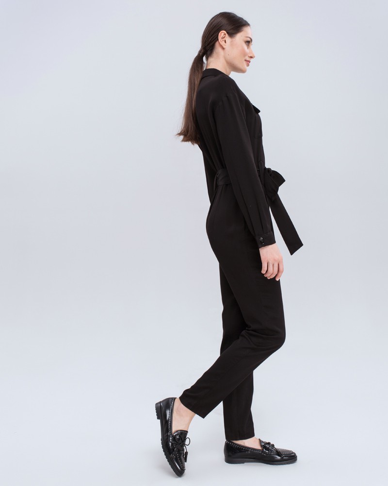 Комбинезон с длинным рукавом в стиле сафари из струящейся вискозы. Дополнен накладными карманами, пуговицами в тон, широким поясом и широкими шлевками. Комбинезон избавит Вас от вопроса: что надеть?. Он прекрасно сочетается с любой обувью, а также его можно дополнить Вашим любимым жакетом.

На модели размер XS