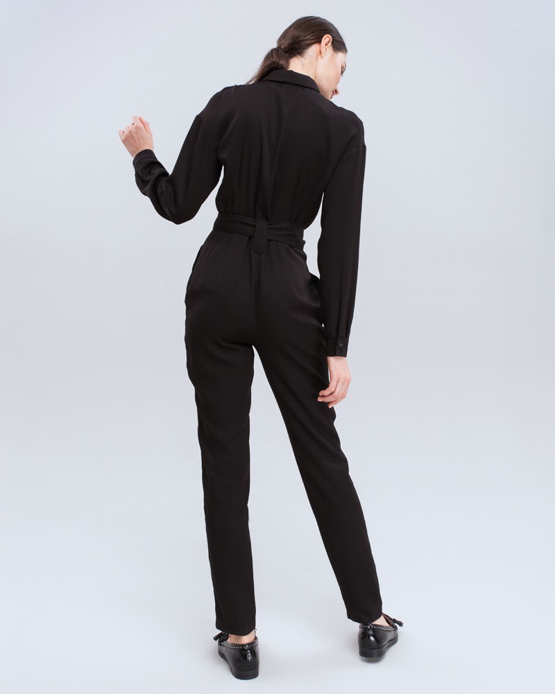 Комбинезон с длинным рукавом в стиле сафари из струящейся вискозы. Дополнен накладными карманами, пуговицами в тон, широким поясом и широкими шлевками. Комбинезон избавит Вас от вопроса: что надеть?. Он прекрасно сочетается с любой обувью, а также его можно дополнить Вашим любимым жакетом.

На модели размер XS