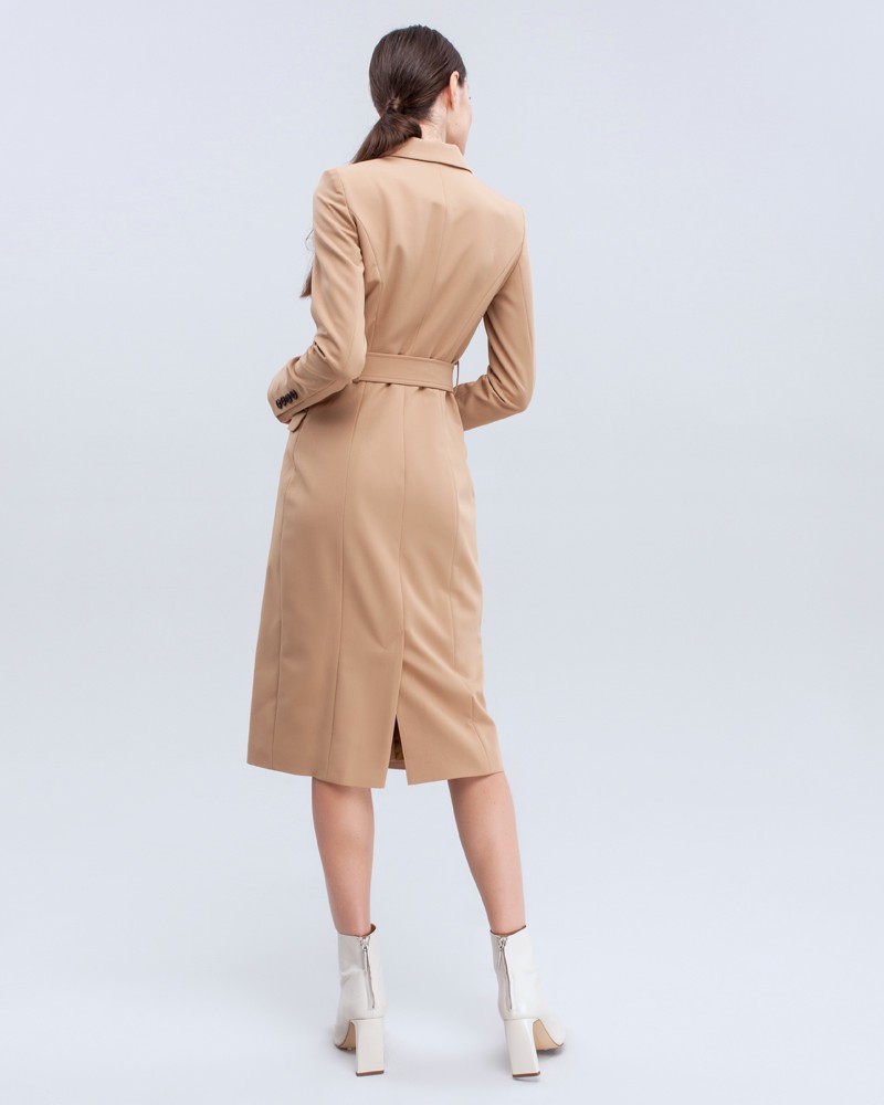 Платье DR045, цвет: кэмел Allweneed Двубортное платье-жакет длины миди с посадкой по фигуре. Дополнено поясом в тон с обтяжной пряжкой в тон и клапанами на карманах. С ним Вы можете собрать элегантый, вечерный или деловыйобраз.