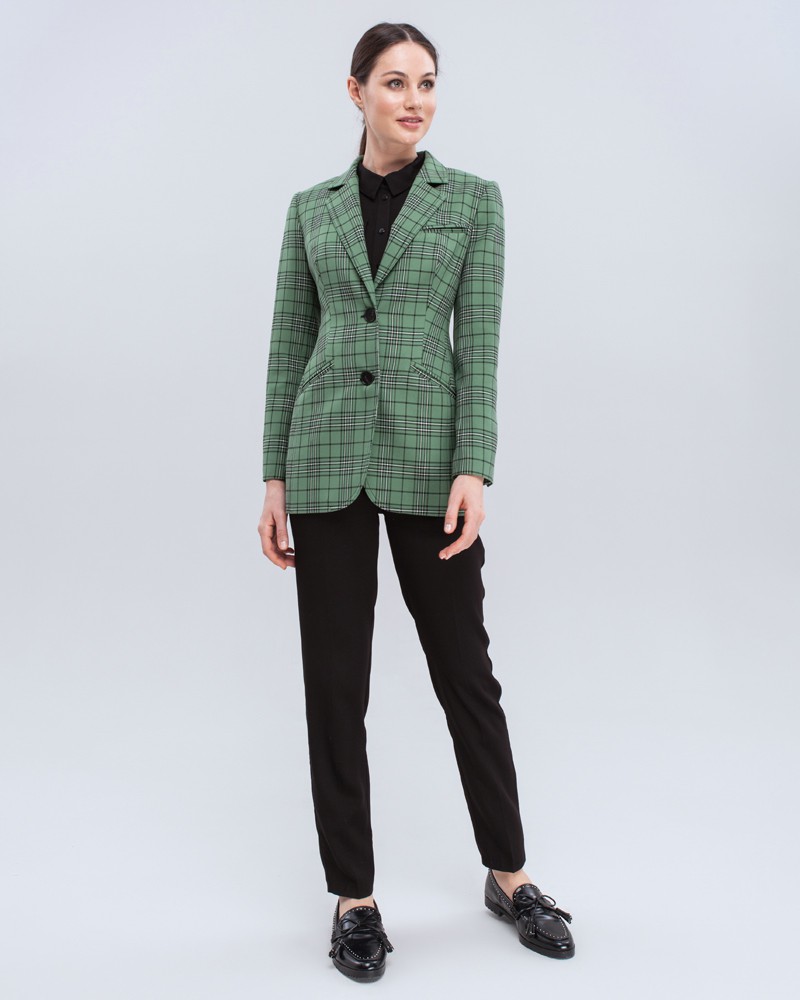 Приталенный однобортный жакет с застежкой на две пуговицы. Очень женственный крой жакета формирует желанный силуэт песочные часы.