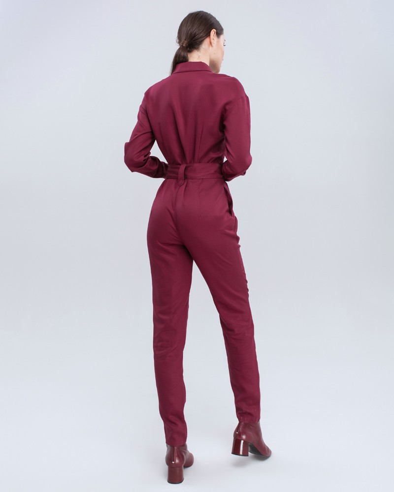 Комбинезон с длинным рукавом в стиле сафари из струящейся вискозы. Дополнен накладными карманами, пуговицами в тон, широким поясом и широкими шлевками. Комбинезон избавит Вас от вопроса: что надеть?. Он прекрасно сочетается с любой обувью, а также его можно дополнить Вашим любимым жакетом.

На модели размер XS