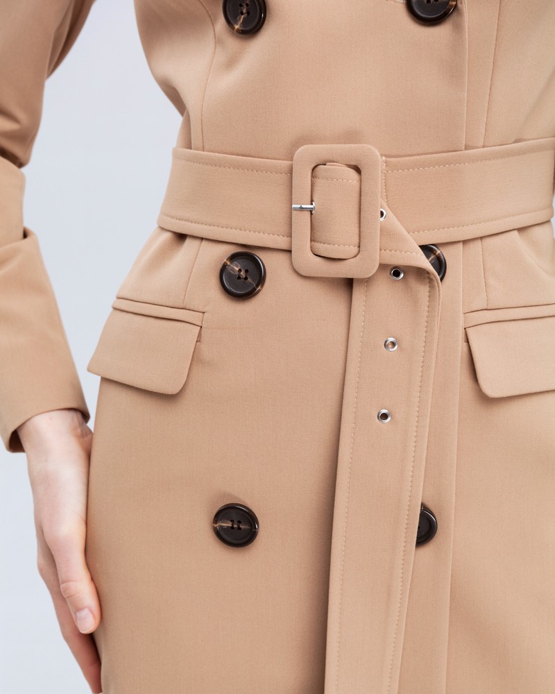 Платье DR045, цвет: кэмел Allweneed Двубортное платье-жакет длины миди с посадкой по фигуре. Дополнено поясом в тон с обтяжной пряжкой в тон и клапанами на карманах. С ним Вы можете собрать элегантый, вечерный или деловыйобраз.