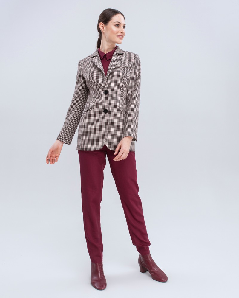 Приталенный однобортный жакет с застежкой на две пуговицы. Очень женственный крой жакета формирует желанный силуэт песочные часы.