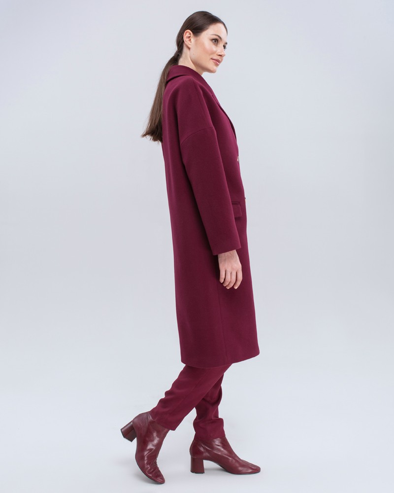 Пальто-кокон Tyler, цвет: бордовый Allweneed Двубортное минималистичное пальто-кокон длины чуть ниже колена. Дополнено декоративной отстрочкой, клапанами на карманах и пуговицами, выкрашенными вручную. Незаменимая базовая модель для тех, кто любит оверсайз.
На модели размер XS