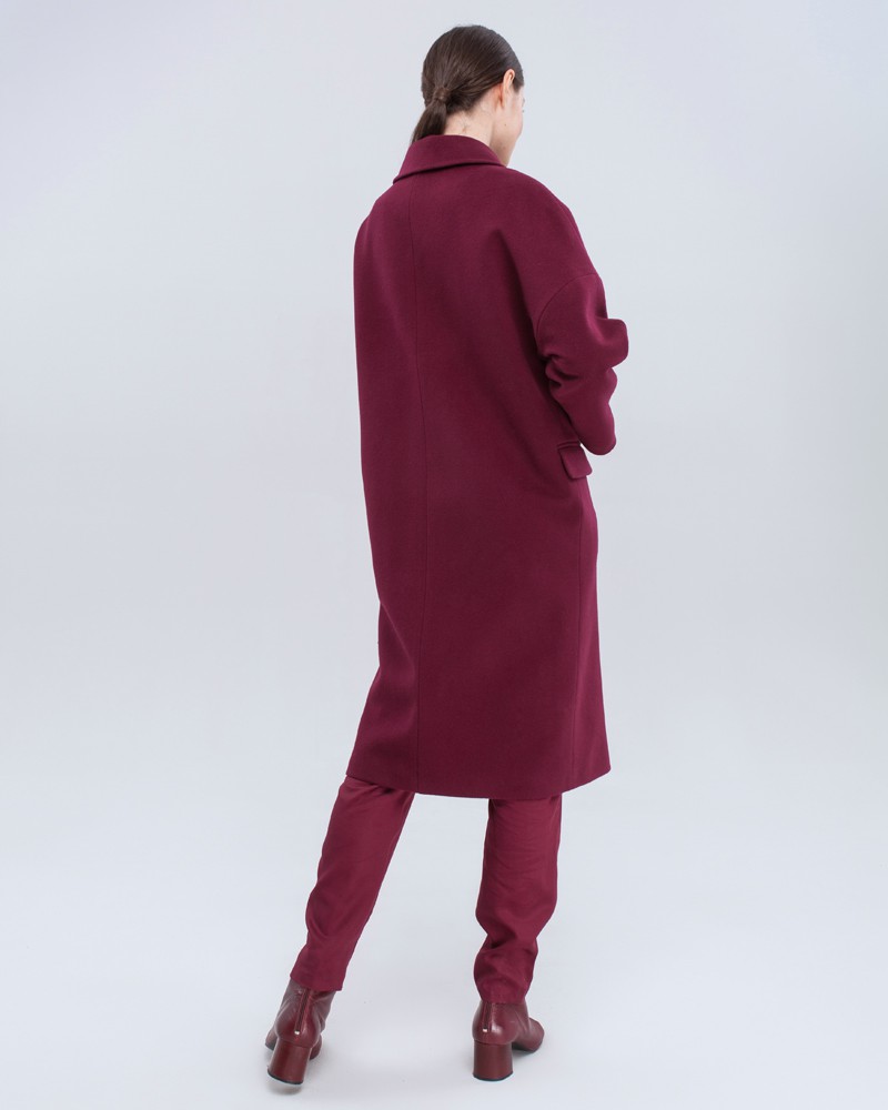 Пальто-кокон Tyler, цвет: бордовый Allweneed Двубортное минималистичное пальто-кокон длины чуть ниже колена. Дополнено декоративной отстрочкой, клапанами на карманах и пуговицами, выкрашенными вручную. Незаменимая базовая модель для тех, кто любит оверсайз.
На модели размер XS