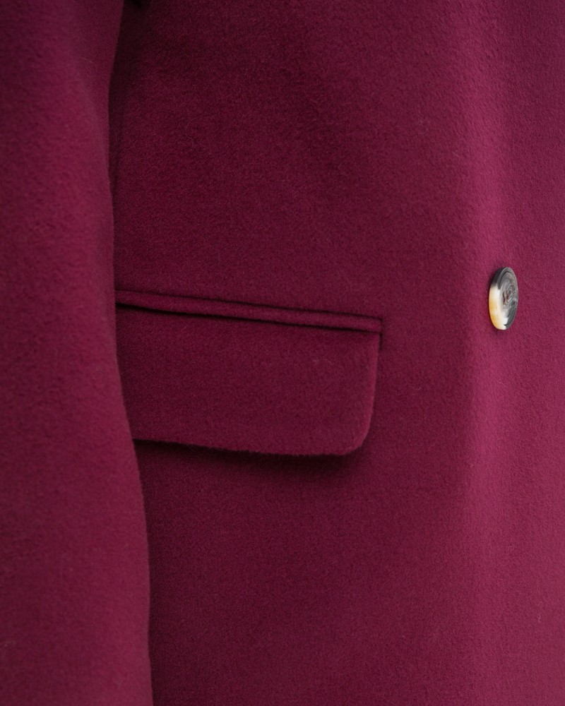 Пальто-кокон Tyler, цвет: бордовый Allweneed Двубортное минималистичное пальто-кокон длины чуть ниже колена. Дополнено декоративной отстрочкой, клапанами на карманах и пуговицами, выкрашенными вручную. Незаменимая базовая модель для тех, кто любит оверсайз.
На модели размер XS