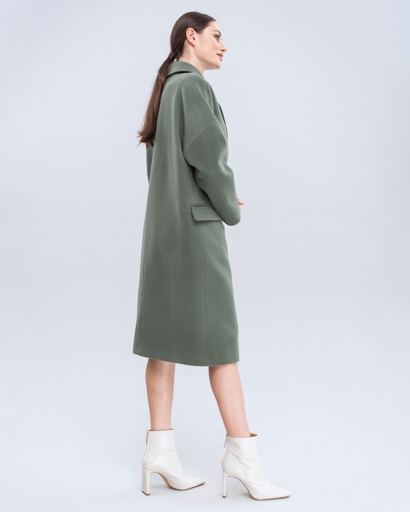 Двубортное минималистичное пальто-кокон длины чуть ниже колена. Дополнено декоративной отстрочкой, клапанами на карманах и пуговицами, выкрашенными вручную. Незаменимая базовая модель для тех, кто любит оверсайз.

На модели размер XS