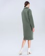 Двубортное минималистичное пальто-кокон длины чуть ниже колена. Дополнено декоративной отстрочкой, клапанами на карманах и пуговицами, выкрашенными вручную. Незаменимая базовая модель для тех, кто любит оверсайз.

На модели размер XS
