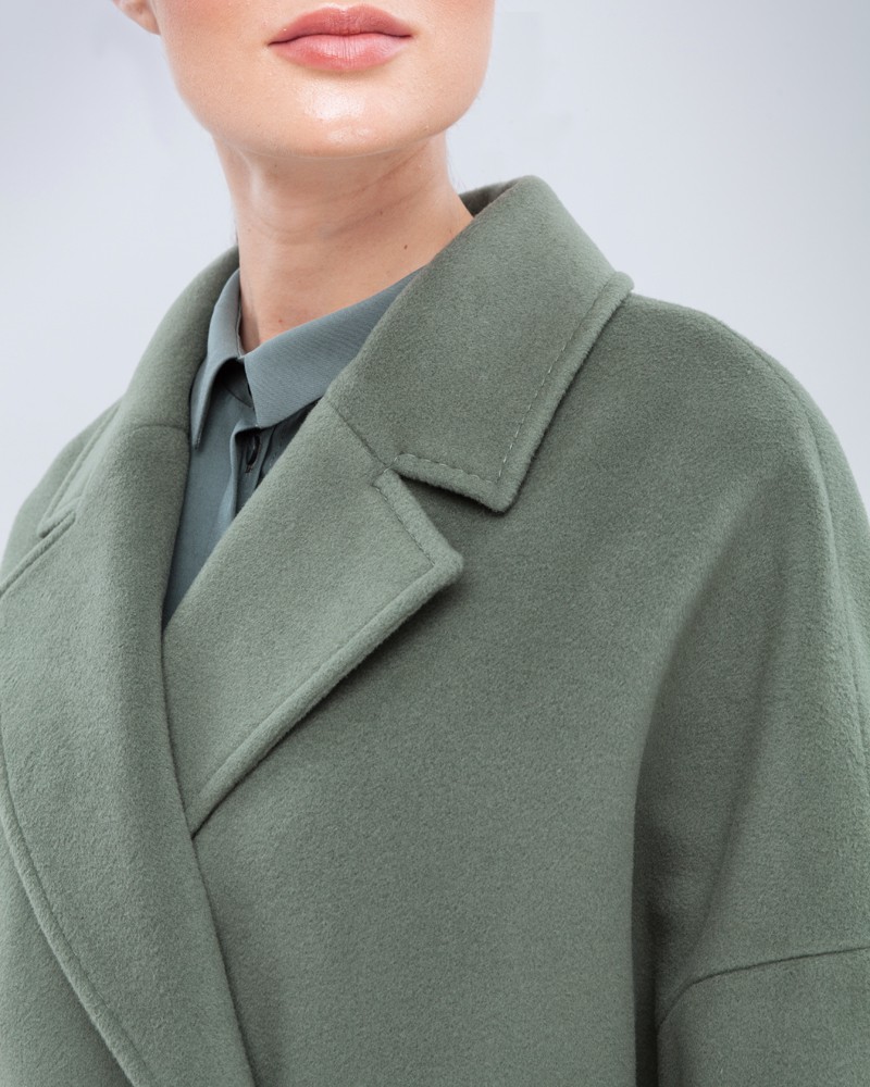 Двубортное минималистичное пальто-кокон длины чуть ниже колена. Дополнено декоративной отстрочкой, клапанами на карманах и пуговицами, выкрашенными вручную. Незаменимая базовая модель для тех, кто любит оверсайз.

На модели размер XS