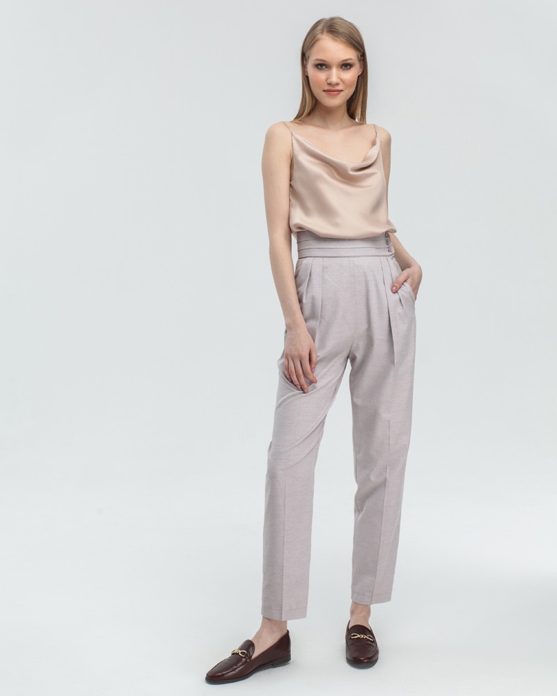 Топ ТО007, цвет: бежевый Allweneed Двухслойный шёлковый топ в бельевом стиле с шалевым воротником, регулируемый бретелями. Невероятно нежный материал и драпировка делают топ идеальным для создания вечерних образов.