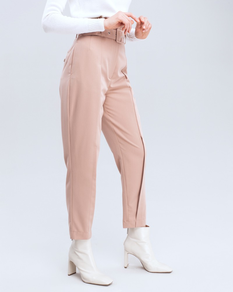 Брюки-бананы с высокой посадкой, простроченными стрелками и защипами. Дополнены поясом с обтяжной пряжкой. Сочетайте с однотонным жакетом из комплекта для создания изысканного, делового или вечернего образа.

На модели размер XS