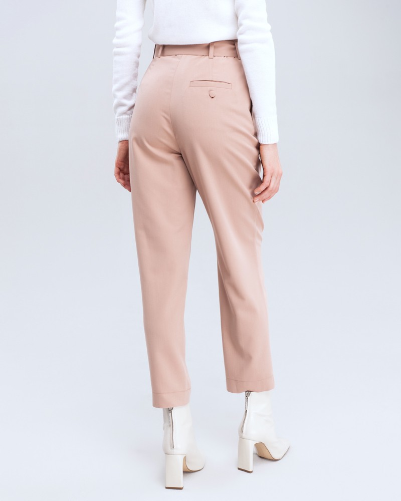 Брюки-бананы с высокой посадкой, простроченными стрелками и защипами. Дополнены поясом с обтяжной пряжкой. Сочетайте с однотонным жакетом из комплекта для создания изысканного, делового или вечернего образа.

На модели размер XS