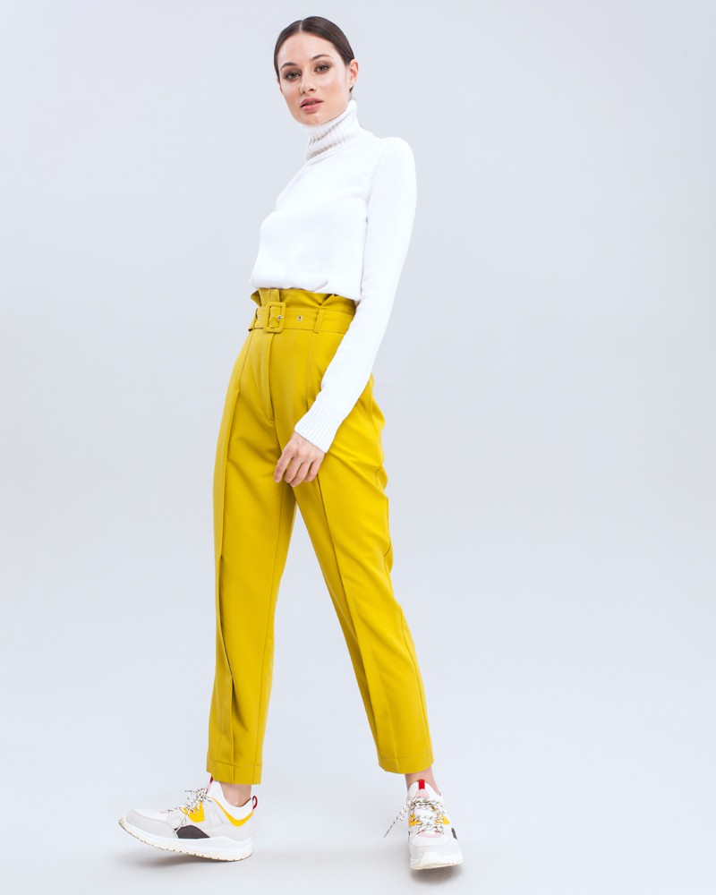 Брюки-бананы с высокой посадкой, простроченными стрелками и защипами. Дополнены поясом с обтяжной пряжкой. Сочетайте с однотонным жакетом из комплекта для создания изысканного, делового или вечернего образа.

На модели размер XS