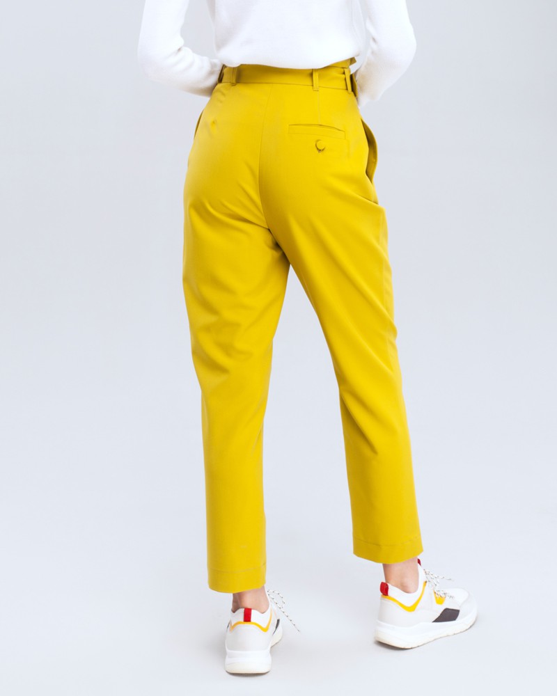 Брюки-бананы с высокой посадкой, простроченными стрелками и защипами. Дополнены поясом с обтяжной пряжкой. Сочетайте с однотонным жакетом из комплекта для создания изысканного, делового или вечернего образа.

На модели размер XS