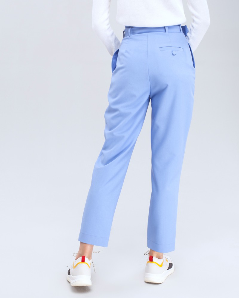 Брюки PA008, цвет: голубой Allweneed Брюки-бананы с высокой посадкой, простроченными стрелками и защипами. Дополнены поясом с обтяжной пряжкой. Сочетайте с однотонным жакетом из комплекта для создания изысканного, делового или вечернего образа.
На модели размер XS