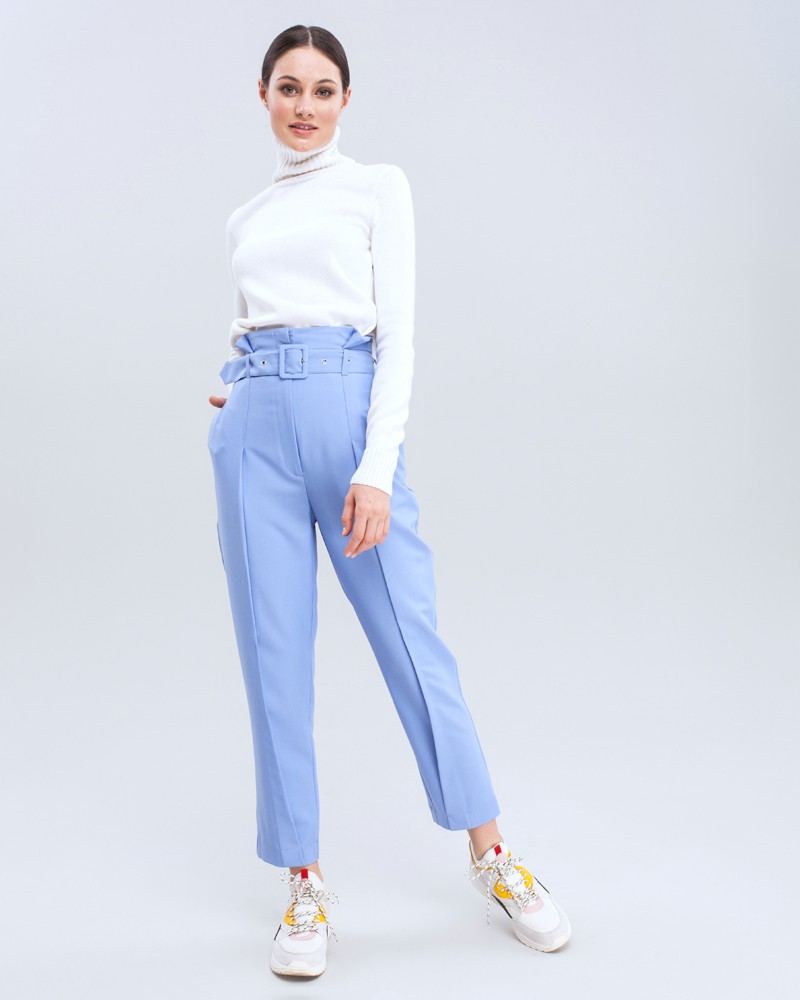 Брюки PA008, цвет: голубой Allweneed Брюки-бананы с высокой посадкой, простроченными стрелками и защипами. Дополнены поясом с обтяжной пряжкой. Сочетайте с однотонным жакетом из комплекта для создания изысканного, делового или вечернего образа.
На модели размер XS