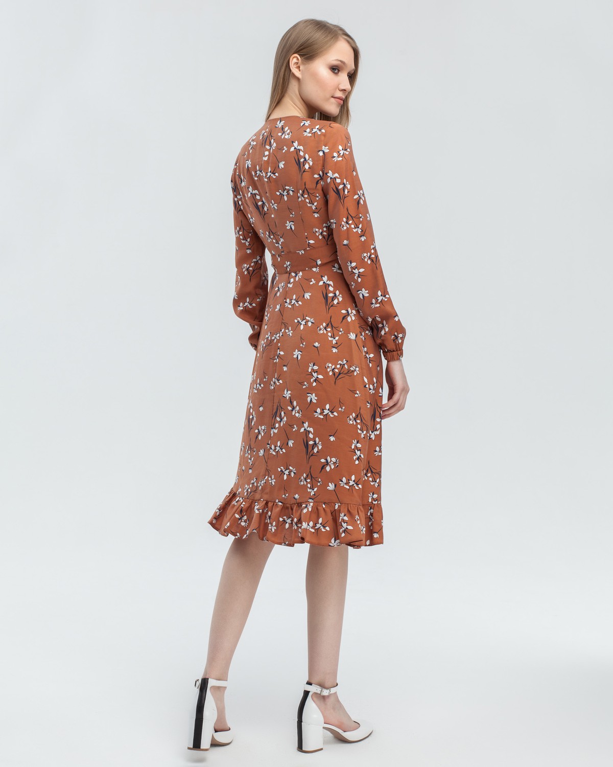 Платье с запахом длины чуть ниже колена. Дополнено воланом на подоле и поясом в тон, застежка на молнию. Собирайте с ним женственные образы на каждый день.

На модели размер XS