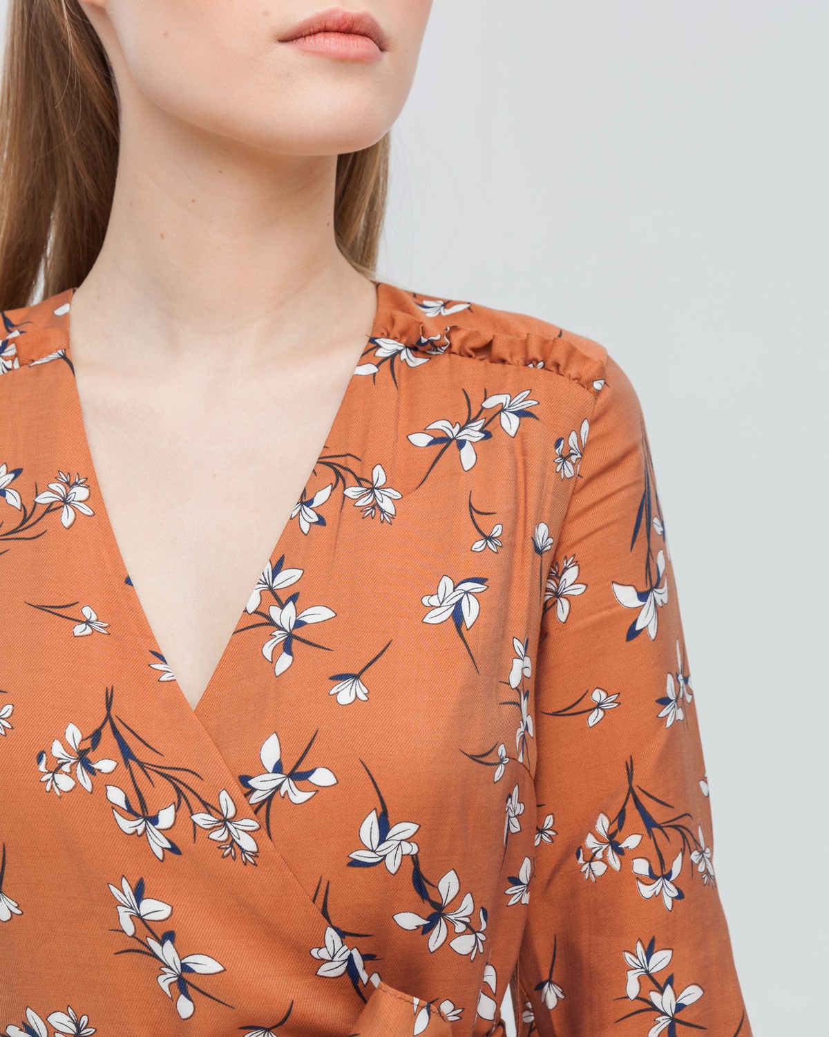 Платье с запахом длины чуть ниже колена. Дополнено воланом на подоле и поясом в тон, застежка на молнию. Собирайте с ним женственные образы на каждый день.

На модели размер XS