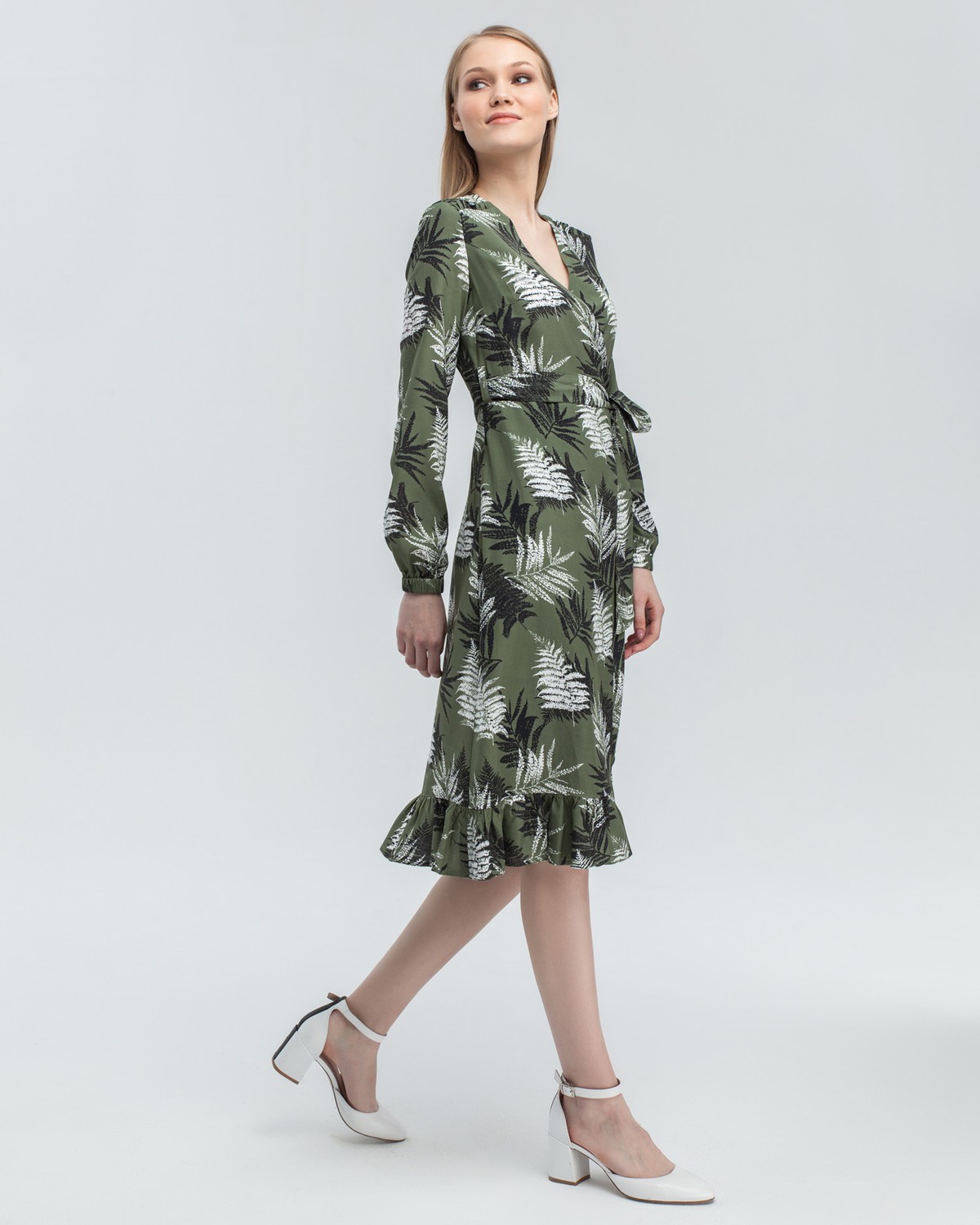 Платье с запахом длины чуть ниже колена. Дополнено воланом на подоле и поясом в тон, застежка на молнию. Собирайте с ним женственные образы на каждый день.

На модели размер XS