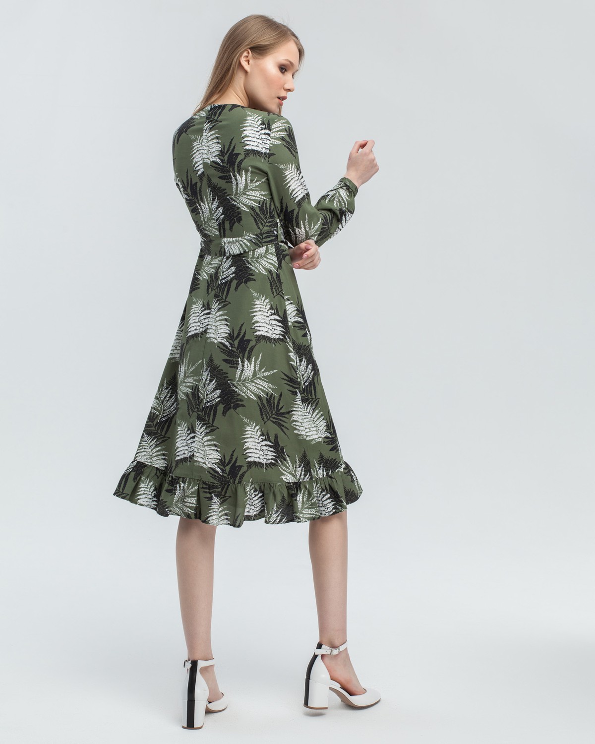 Платье с запахом длины чуть ниже колена. Дополнено воланом на подоле и поясом в тон, застежка на молнию. Собирайте с ним женственные образы на каждый день.

На модели размер XS