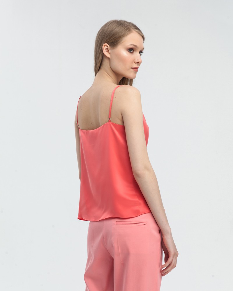 Двухслойный шёлковый топ в бельевом стиле с шалевым воротником, регулируемый бретелями. Невероятно нежный материал и драпировка делают топ идеальным для создания вечерних образов.