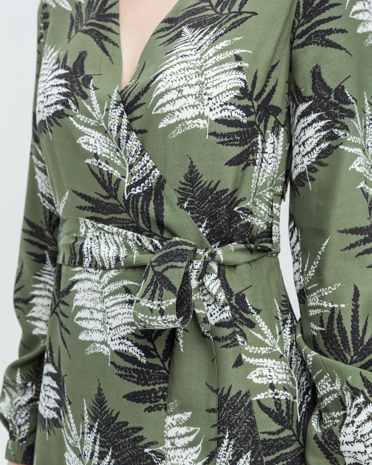 Платье с запахом длины чуть ниже колена. Дополнено воланом на подоле и поясом в тон, застежка на молнию. Собирайте с ним женственные образы на каждый день.

На модели размер XS