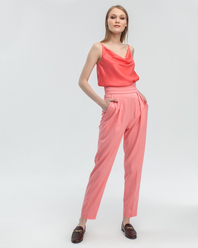 Двухслойный шёлковый топ в бельевом стиле с шалевым воротником, регулируемый бретелями. Невероятно нежный материал и драпировка делают топ идеальным для создания вечерних образов.