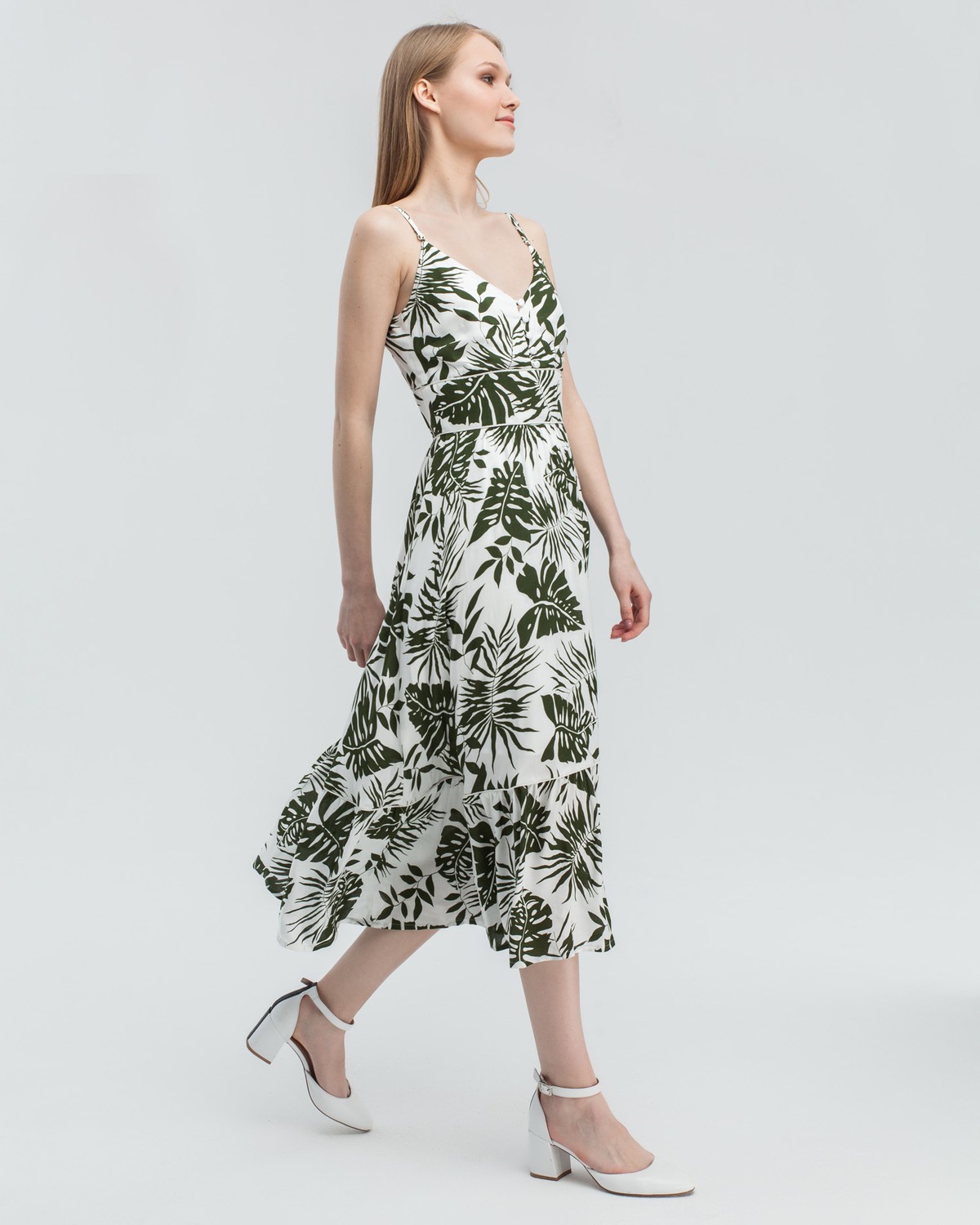 Платье А-силуэта длины миди с воланами на подоле. Дополнено кокеткой и застежкой на пуговицу на груди. Бретели регулируются. Платье идеально для похода в ресторан жарким летним вечером.

На модели размер XS