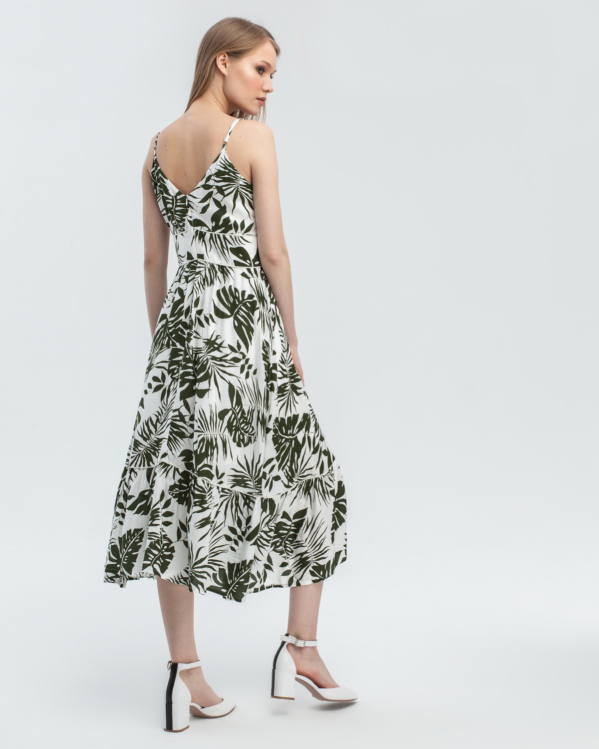 Платье А-силуэта длины миди с воланами на подоле. Дополнено кокеткой и застежкой на пуговицу на груди. Бретели регулируются. Платье идеально для похода в ресторан жарким летним вечером.

На модели размер XS