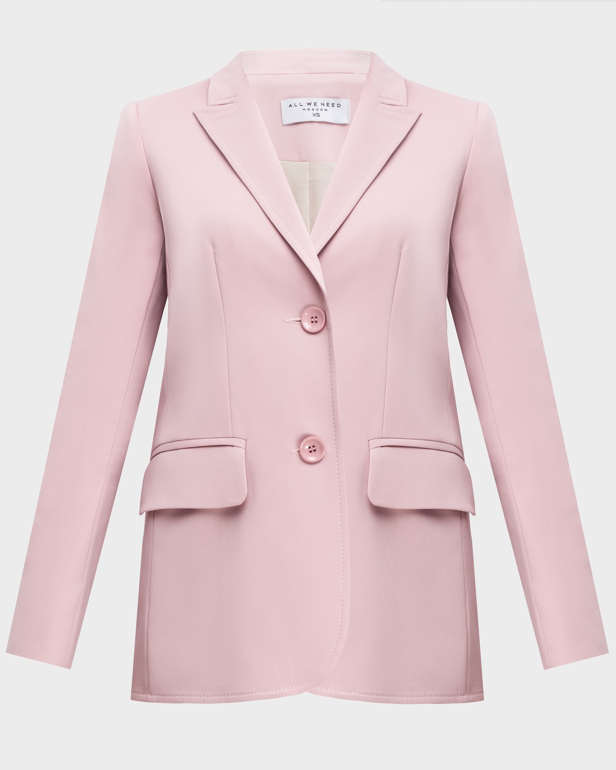 Прямой однобортый жакет с застежкой на две пуговицы. Дополнен клапанами на карманах. Незаменимая база современного кроя, которая впишется в любой гардероб.