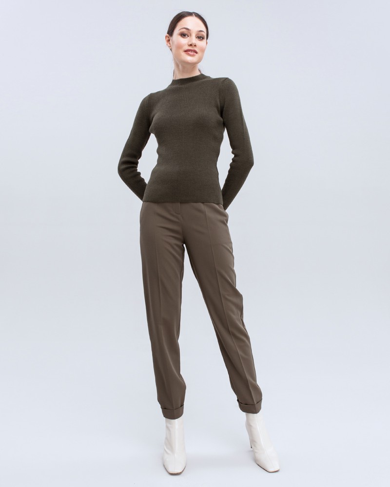 Брюки PA020, цвет: хаки Allweneed Брюки с отворотами на высокой талии слегка зауженные к низу. Дополнены проглаженной стрелкой. В сочетании с жакетом в тон создадут образ, который добавит Вам уверенности в себе.
На модели размер XS