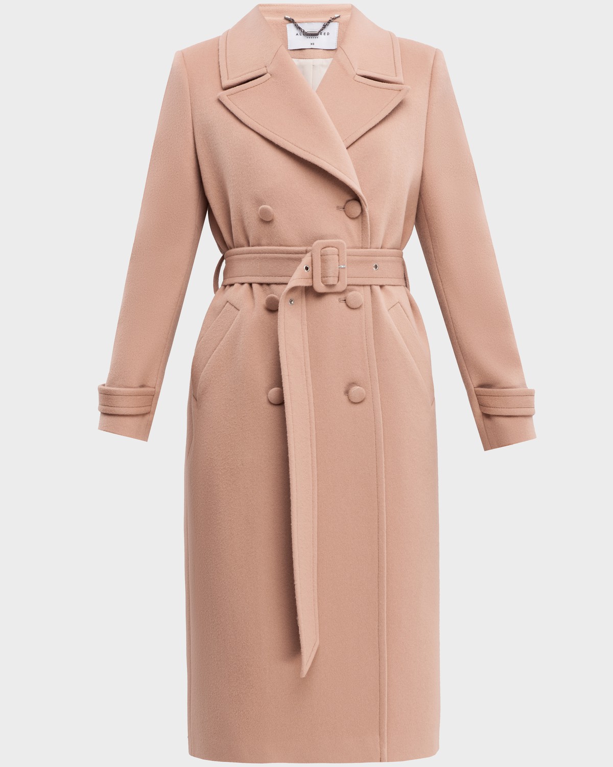 Пальто-тренч классической посадки по фигуре с втачанным рукавом. Дополнено кокеткой на спинке, поясом с обтяжной пряжкой и пуговицами в тон изделия. Модель-бестселлер в стиле милитари разнообразит гардероб и внесёт долю дерзости в повседневные образы.

На модели размер XS