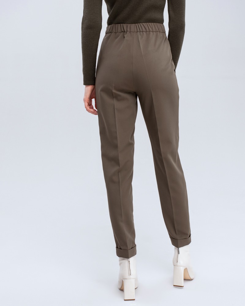 Брюки PA020, цвет: хаки Allweneed Брюки с отворотами на высокой талии слегка зауженные к низу. Дополнены проглаженной стрелкой. В сочетании с жакетом в тон создадут образ, который добавит Вам уверенности в себе.
На модели размер XS