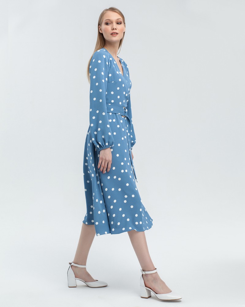 Платье в горох с широкими рукавами и имитацией запАха, застегивается на молнию. Дополнено длинным поясом в тон изделия с металлической пряжкой. Имитация запАха приблизит любую фигуру к песочным часам.

На модели размер XS