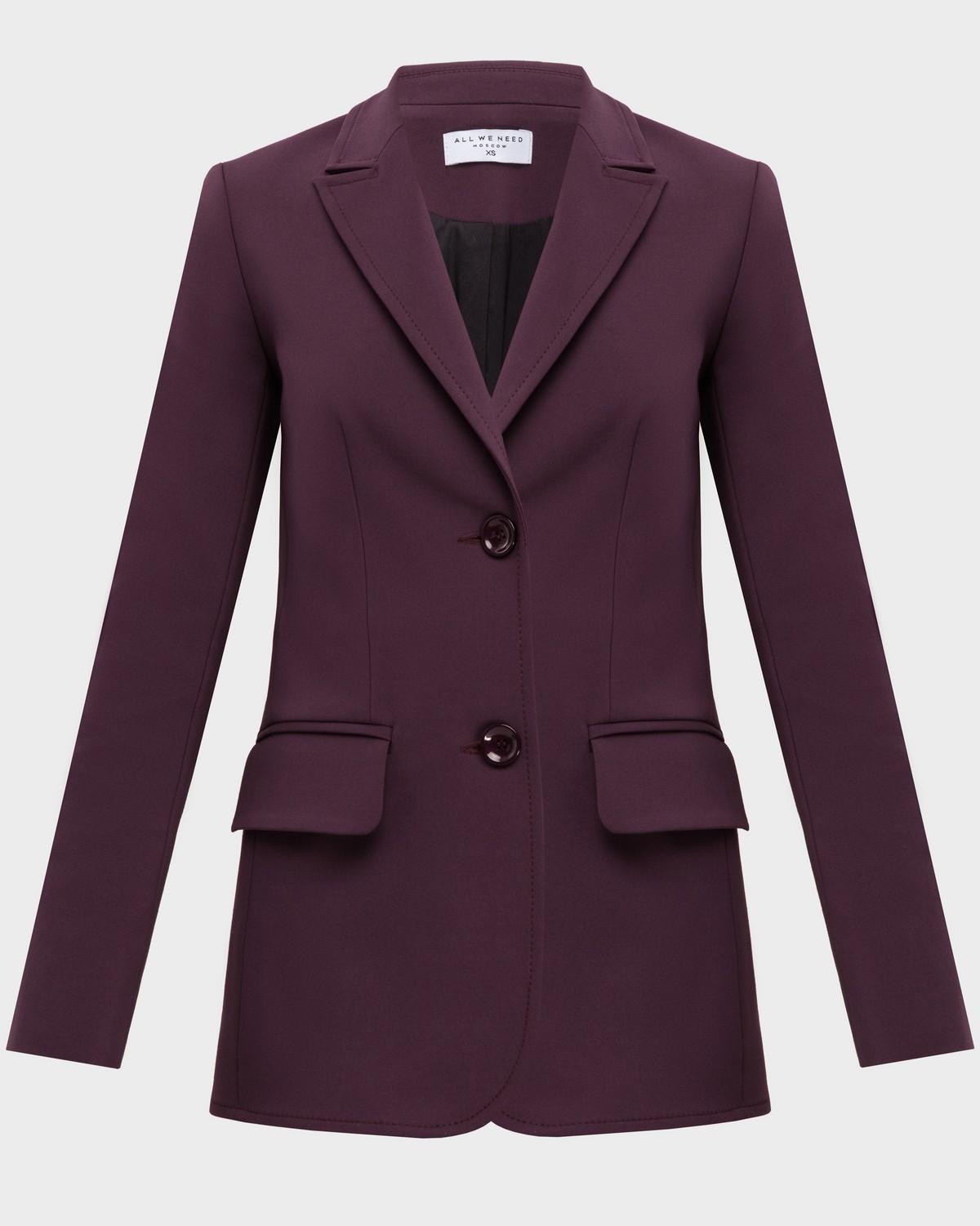 Прямой однобортый жакет с застежкой на две пуговицы. Дополнен клапанами на карманах. Незаменимая база современного кроя, которая впишется в любой гардероб.