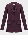 Прямой однобортый жакет с застежкой на две пуговицы. Дополнен клапанами на карманах. Незаменимая база современного кроя, которая впишется в любой гардероб.