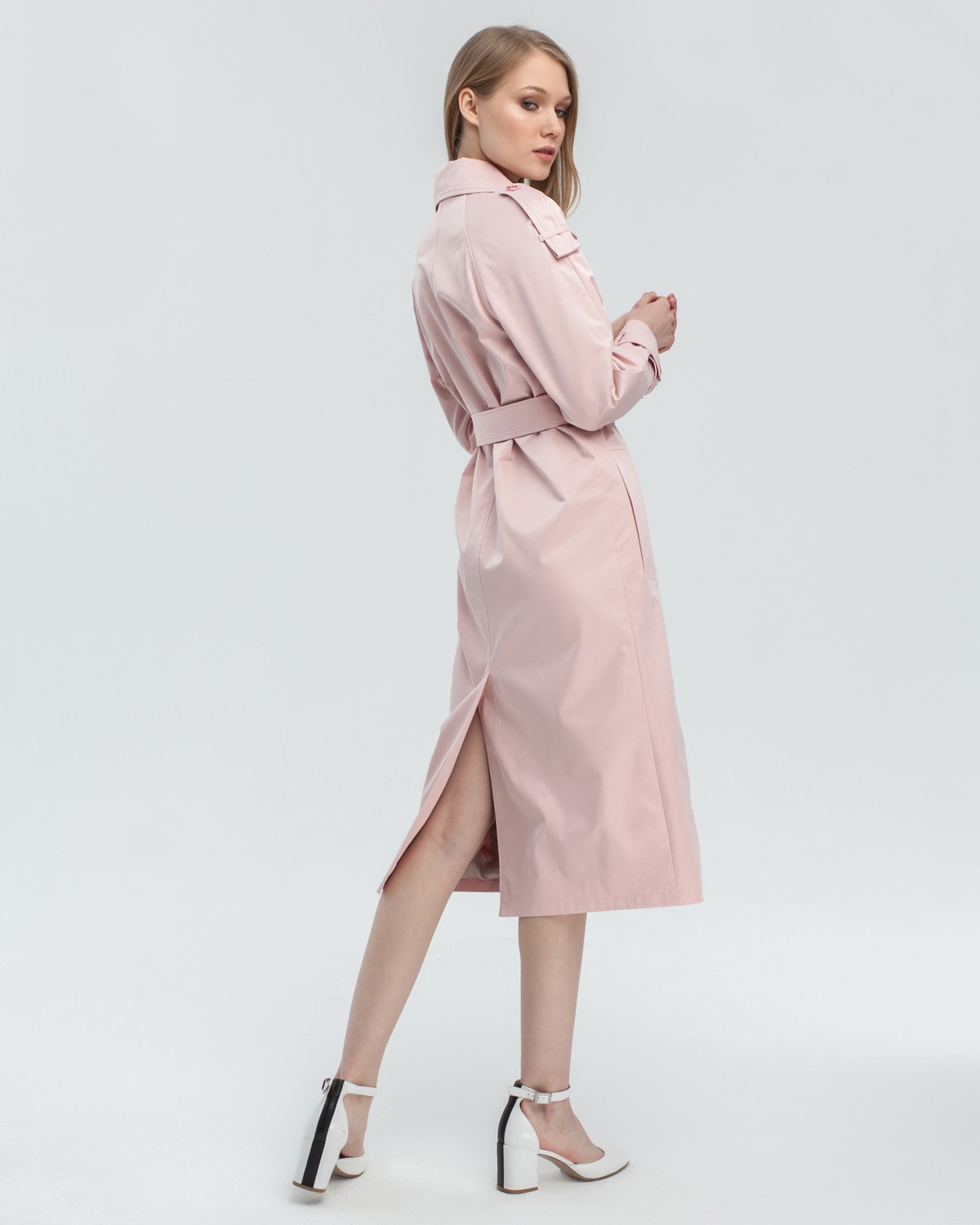 Тренч TR006, цвет: пудровый Allweneed Тренч классической посадки с рукавом реглан. Дополнен погонами, патами на рукавах и поясом в тон изделия с металлической пряжкой. Выполнен из плащевой ткани с добавалением хлопка, на подкладке. Защитит от ветра весенними вечерами.