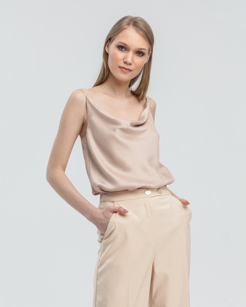 Топ ТО007, цвет: бежевый Allweneed Двухслойный шёлковый топ в бельевом стиле с шалевым воротником, регулируемый бретелями. Невероятно нежный материал и драпировка делают топ идеальным для создания вечерних образов.