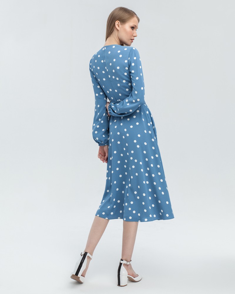 Платье в горох с широкими рукавами и имитацией запАха, застегивается на молнию. Дополнено длинным поясом в тон изделия с металлической пряжкой. Имитация запАха приблизит любую фигуру к песочным часам.

На модели размер XS