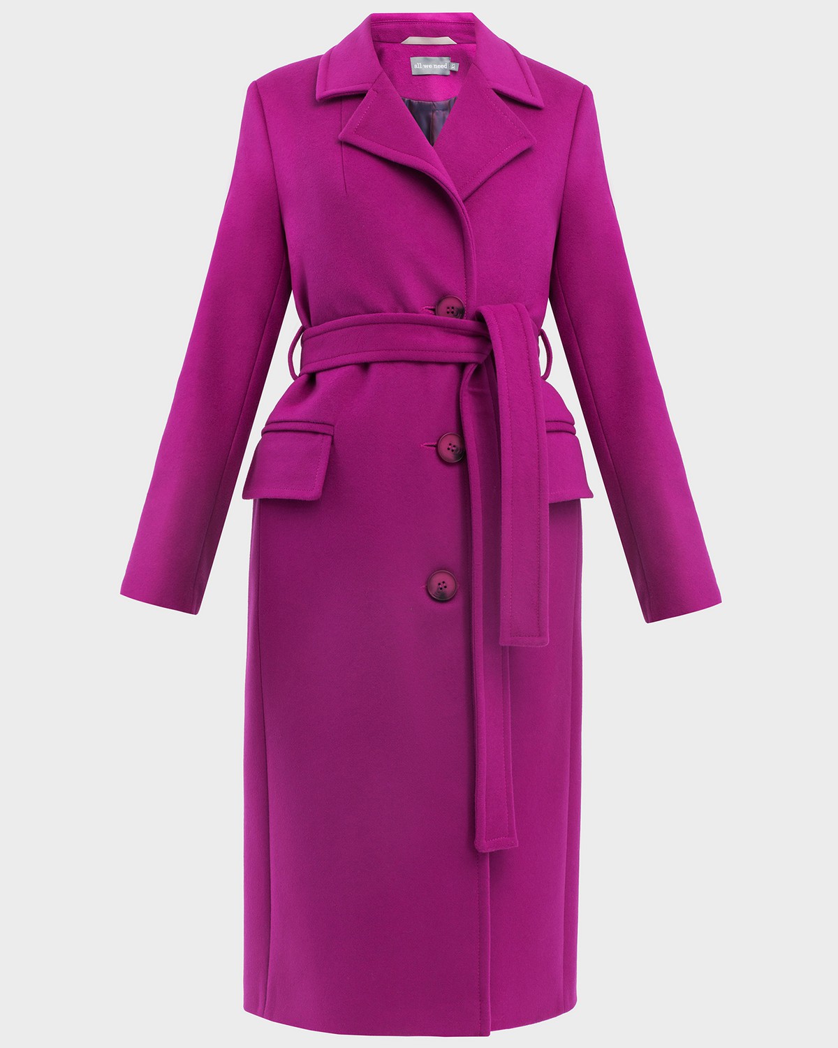 Пальто из плотной шерсти на подкладке. Модель прямого силуэта санглийским воротником и классической линией плеча, застегивается на пуговицы, дополнено двумя вместительными карманами с клапаном и поясом в тон изделия. Модель средней длины хорошо смотрится как на миниатюрных, так и на высоких девушках.

На модели размер XS
