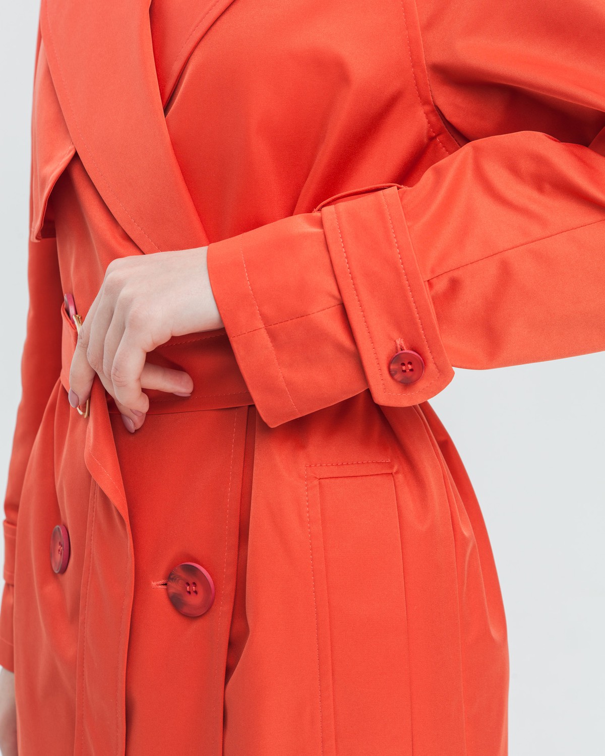 Тренч классической посадки с рукавом реглан. Дополнен погонами, патами на рукавах и поясом в тон изделия с металлической пряжкой. Выполнен из плащевой ткани с добавалением хлопка, на подкладке. Защитит от ветра весенними вечерами.