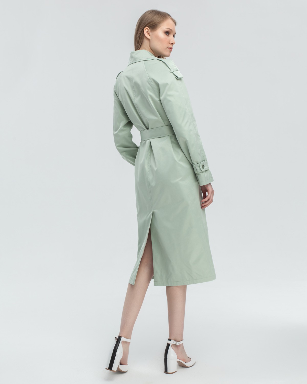 Тренч классической посадки с рукавом реглан. Дополнен погонами, патами на рукавах и поясом в тон изделия с металлической пряжкой. Выполнен из плащевой ткани с добавалением хлопка, на подкладке. Защитит от ветра весенними вечерами.