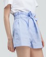 Шорты с накладными карманами, резинкой,завязками на талии и поясом в тон изделия. Сочетайте с жакетом от комплекта, чтобы создать стильный look для отпуска.

На модели размер XS