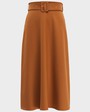 Юбка-трапеция длины миди. Дополнена широким поясом с обтяжной пряжкой в тон изделия. Обновленныйбестселлер нашей коллекции прекрасно сочетается с объемным верхом: блузами, свободными рубашками и жакетами.